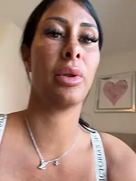 Snapshot of AriannaIsabellax chatting on April 21, 2026, 11:05 am AriannaIsabellax online show from April 21, 2026, 11:05 am
