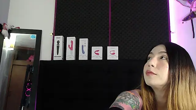 karlamoon23 online show from December 14, 2025, 9:19 pm