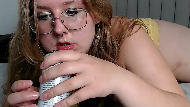 Snapshot of AgnesRoseCams chatting on October 3, 2025, 8:33 am AgnesRoseCams online show from October 3, 2025, 8:33 am