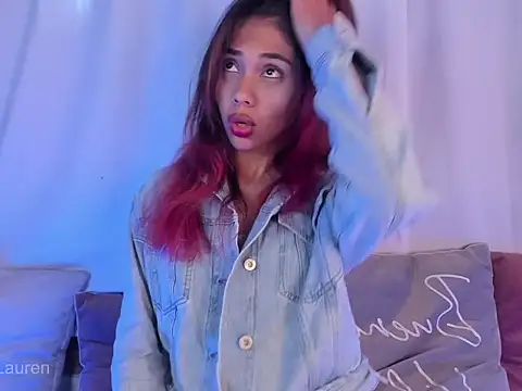 Laurenn 2 online show from November 4, 2025, 4:06 pm