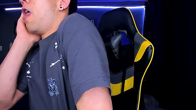 alexgiraldo   online show from September 15, 2025, 10:59 am