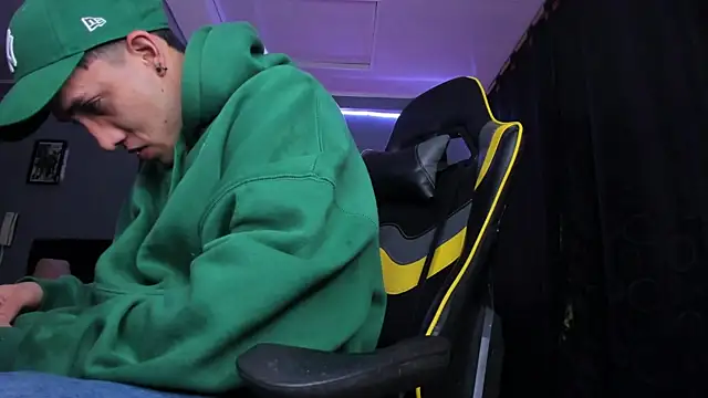 alexgiraldo   online show from October 3, 2025, 11:07 am