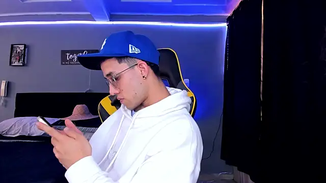 alexgiraldo   online show from October 4, 2025, 1:20 pm