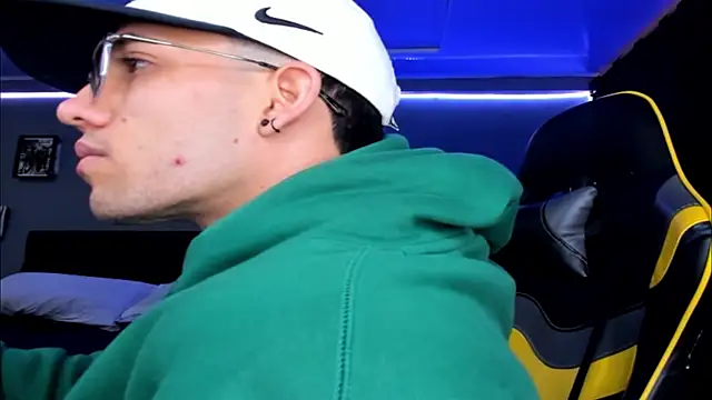 alexgiraldo   online show from October 10, 2025, 12:26 pm