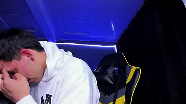 alexgiraldo   online show from October 31, 2025, 4:35 am