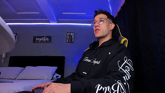 alexgiraldo   online show from December 2, 2025, 11:48 am