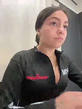 Alyha Cortes online show from September 25, 2025, 1:04 pm