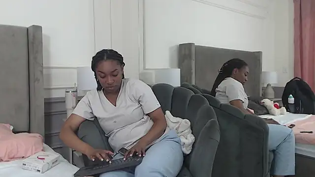 Snapshot of NatashaSilver chatting on October 9, 2025, 1:31 pm NatashaSilver online show from October 9, 2025, 1:31 pm