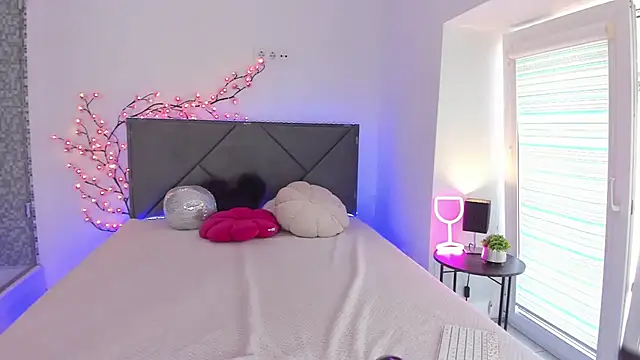 Snapshot of HollyTailors chatting on September 15, 2025, 12:16 pm HollyTailors online show from September 15, 2025, 12:16 pm