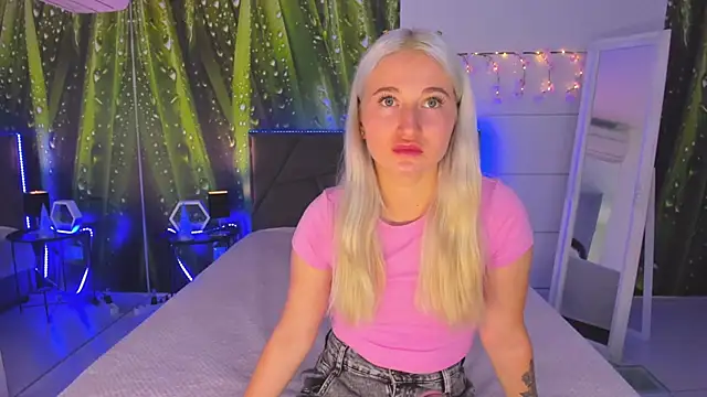 Snapshot of HollyTailors chatting on September 23, 2025, 5:21 am HollyTailors online show from September 23, 2025, 5:21 am