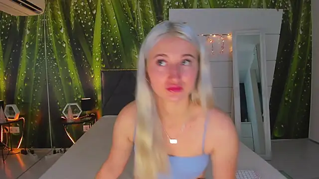 Snapshot of HollyTailors chatting on September 24, 2025, 5:33 am HollyTailors online show from September 24, 2025, 5:33 am