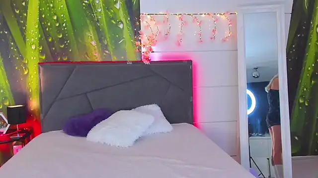 Snapshot of HollyTailors chatting on September 25, 2025, 5:11 am HollyTailors online show from September 25, 2025, 5:11 am