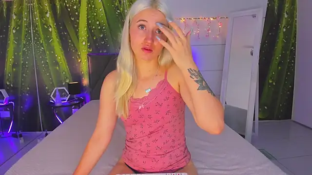 Snapshot of HollyTailors chatting on September 26, 2025, 5:22 am HollyTailors online show from September 26, 2025, 5:22 am