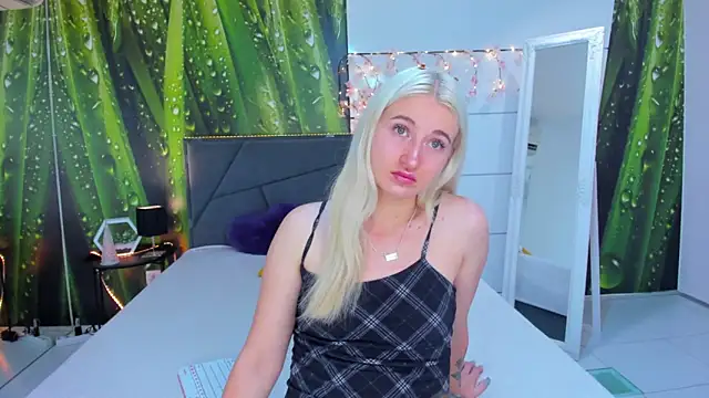 Snapshot of HollyTailors chatting on September 30, 2025, 5:34 am HollyTailors online show from September 30, 2025, 5:34 am