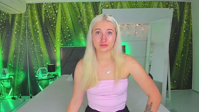 Snapshot of HollyTailors chatting on October 1, 2025, 5:35 am HollyTailors online show from October 1, 2025, 5:35 am