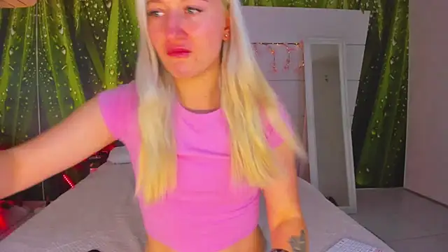 Snapshot of HollyTailors chatting on October 13, 2025, 5:40 am HollyTailors online show from October 13, 2025, 5:40 am