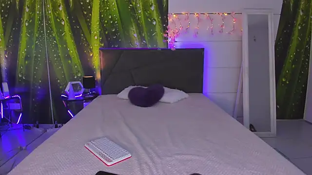 Snapshot of HollyTailors chatting on October 16, 2025, 5:30 am HollyTailors online show from October 16, 2025, 5:30 am