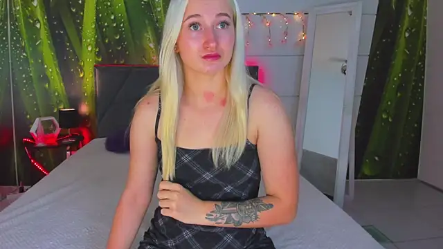 Snapshot of HollyTailors chatting on October 17, 2025, 12:08 pm HollyTailors online show from October 17, 2025, 12:08 pm