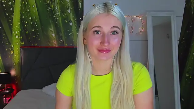 Snapshot of HollyTailors chatting on October 22, 2025, 12:05 pm HollyTailors online show from October 22, 2025, 12:05 pm