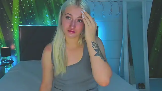 Snapshot of HollyTailors chatting on October 25, 2025, 5:26 am HollyTailors online show from October 25, 2025, 5:26 am