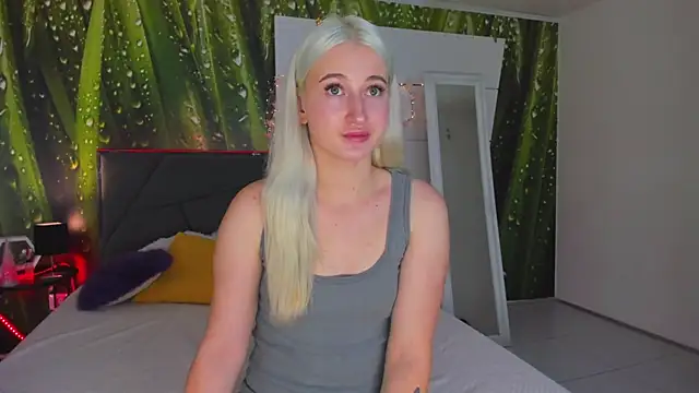 Snapshot of HollyTailors chatting on October 29, 2025, 1:02 pm HollyTailors online show from October 29, 2025, 1:02 pm