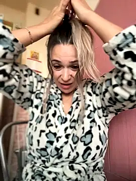 iSelena online show from September 25, 2025, 4:38 am