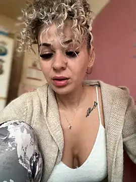 iSelena online show from October 22, 2025, 4:57 am