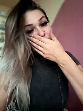 iSelena online show from November 6, 2025, 5:41 am