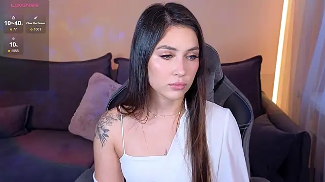 CarolineGuthrie online show from October 2, 2025, 1:07 pm