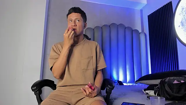  Leohot  online show from November 8, 2025, 3:50 am