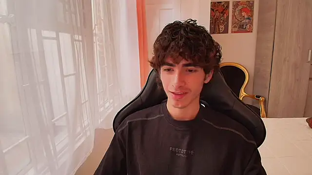 Nude Boy18 online show from October 16, 2025, 7:26 pm