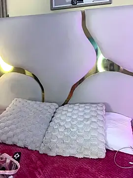 SofiJones  online show from November 12, 2025, 8:30 pm