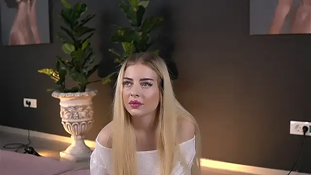 Snapshot of SerenaNoir chatting on October 18, 2025, 9:04 pm SerenaNoir online show from October 18, 2025, 9:04 pm