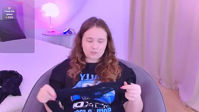 Snapshot of VelvetVixenCute chatting on October 19, 2025, 6:25 am VelvetVixenCute online show from October 19, 2025, 6:25 am