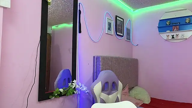 MiSofialeal online show from September 24, 2025, 8:01 pm