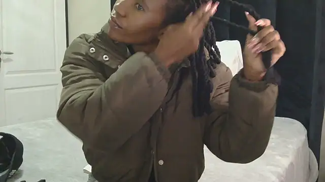 Petite Queenxx online show from September 25, 2025, 1:48 pm