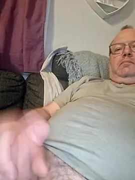 Snapshot of pettson72 chatting on April 21, 2026, 8:34 pm pettson72 online show from April 21, 2026, 8:34 pm