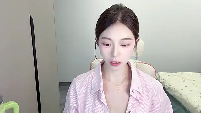 Snapshot of Cookie-oo chatting on October 8, 2025, 12:14 pm Cookie-oo online show from October 8, 2025, 12:14 pm