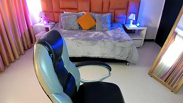 Catti Brie online show from November 13, 2025, 11:42 am