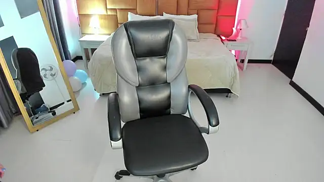 Catti Brie online show from April 25, 2026, 11:35 am