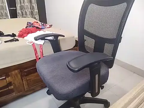 Snapshot of Cynthia011 chatting on October 2, 2025, 1:40 pm Cynthia011 online show from October 2, 2025, 1:40 pm