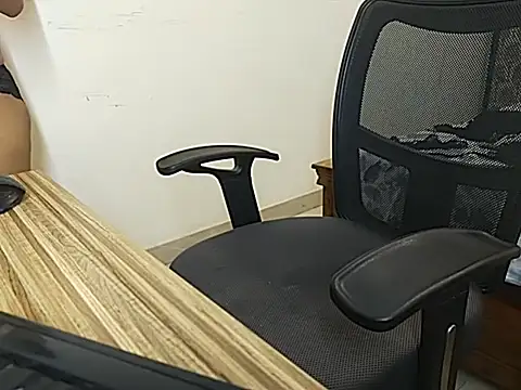 Snapshot of Cynthia011 chatting on October 18, 2025, 1:56 pm Cynthia011 online show from October 18, 2025, 1:56 pm