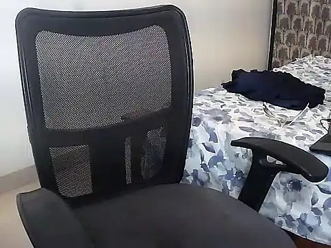 Snapshot of Cynthia011 chatting on October 23, 2025, 1:43 pm Cynthia011 online show from October 23, 2025, 1:43 pm