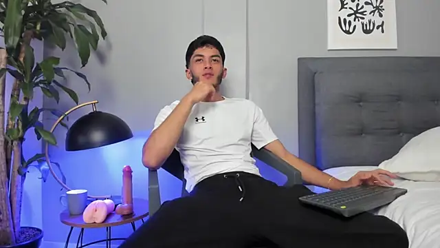 Tylerffoxx online show from July 7, 2026, 6:47 am