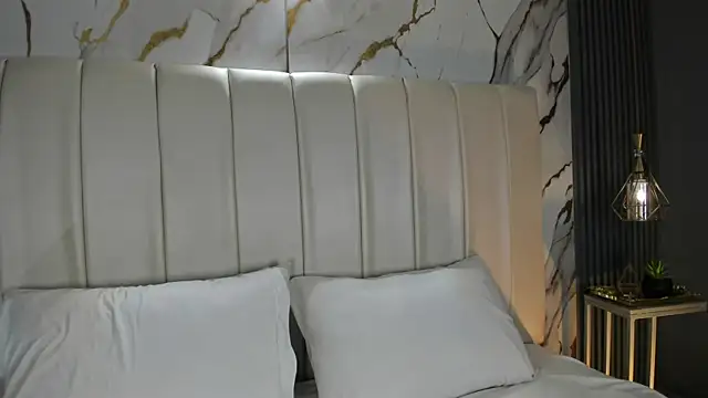 CarolineLee  online show from April 22, 2026, 10:33 pm