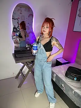 Snapshot of Alysson_LS chatting on September 30, 2025, 1:43 am Alysson LS online show from September 30, 2025, 1:43 am