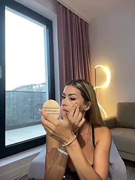 Snapshot of _Luxie_ chatting on October 21, 2025, 6:14 am Luxie online show from October 21, 2025, 6:14 am