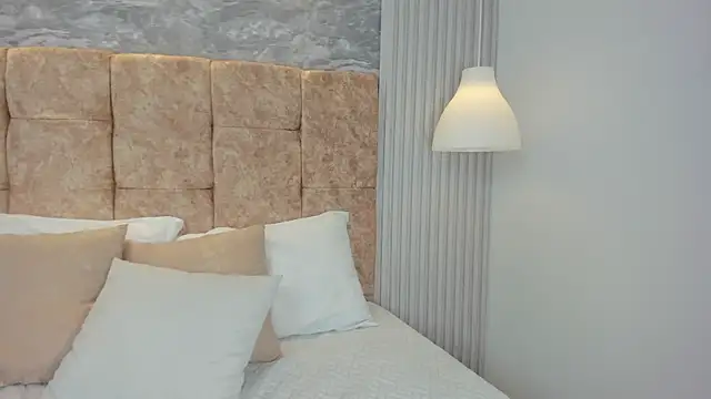 emily arias online show from September 25, 2025, 3:43 am