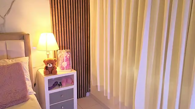 Snapshot of LunaRosse_ chatting on October 10, 2025, 12:04 pm LunaRosse online show from October 10, 2025, 12:04 pm