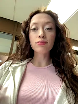 Snapshot of EstaVista chatting on September 14, 2025, 5:34 pm EstaVista online show from September 14, 2025, 5:34 pm